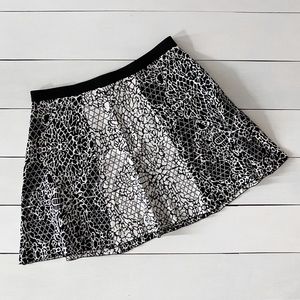 Banana Republic / Stretchy Black and White Skirt